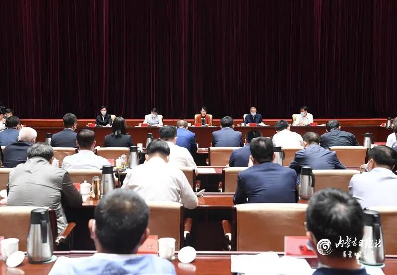 王莉霞主席主持召开自治区民营企业座谈会，周勇会长作专题汇报